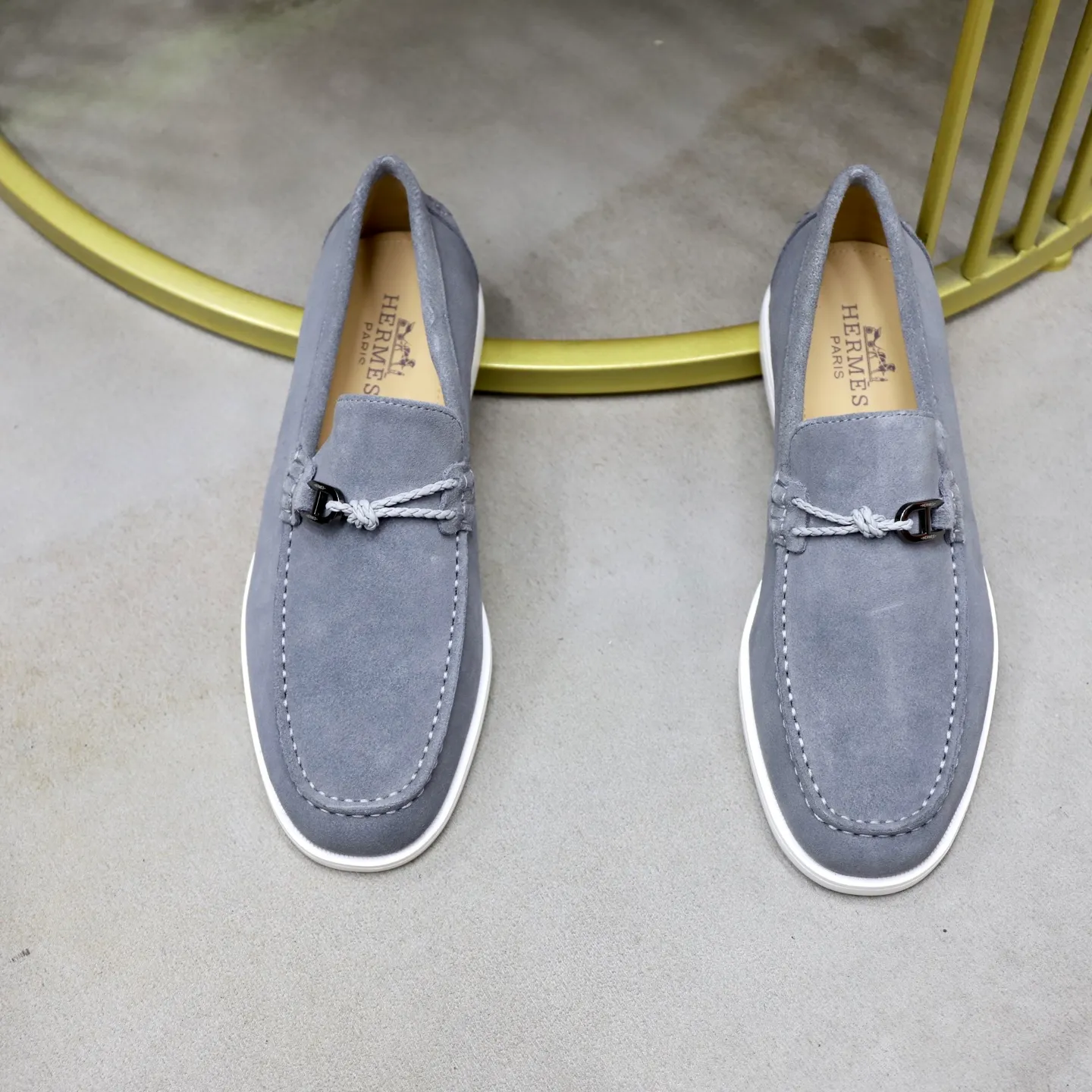 Ex-factory price: 540💰Hermès/Hermès slip-on men's shoes. This shoe is made of imported cow suede leather, with simple and smooth lines, and a 3CM rubber foam ultra-light sole combined with aerodynamic design! Youthful and fashionable, H button decoration, contrasting leather embellishment on the heel, calf lining to gently wrap your feet, with embossed logo cowhide feet, leather rock strips, casual and urban style, highlighting youthful vitality, sports and leisure version, super versatile Size number: 38-39-40-41-42-43-44 Standard leather shoe size (45 can be customized but does not support returns)